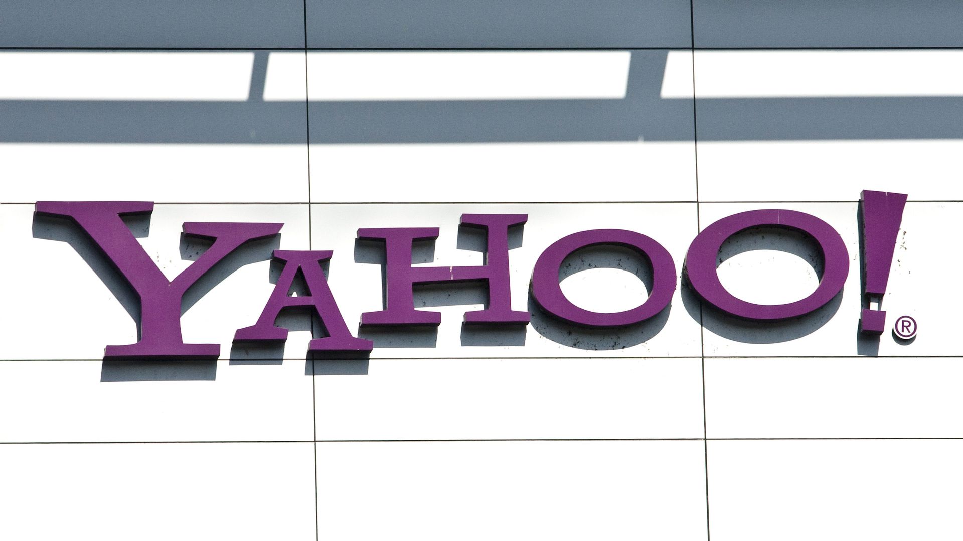 Yahoo shuts down srevices in China